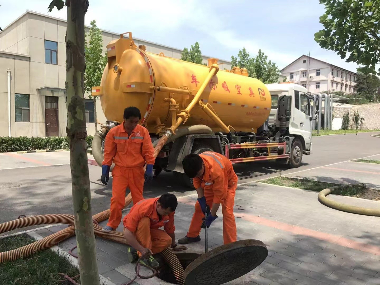 东丽管道疏通车停在窨井附近