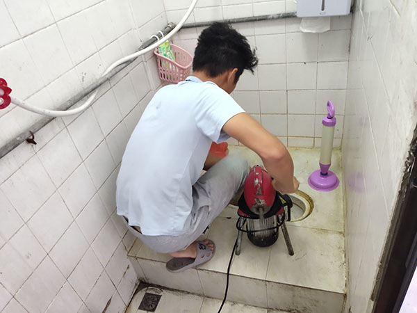 东丽管道堵塞冒臭气 专业师傅现场解决问题