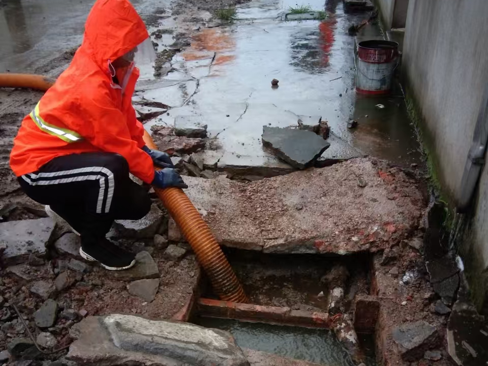 东丽专业清理污水池 炜誉市政以规范流程守护城市 “肠道”