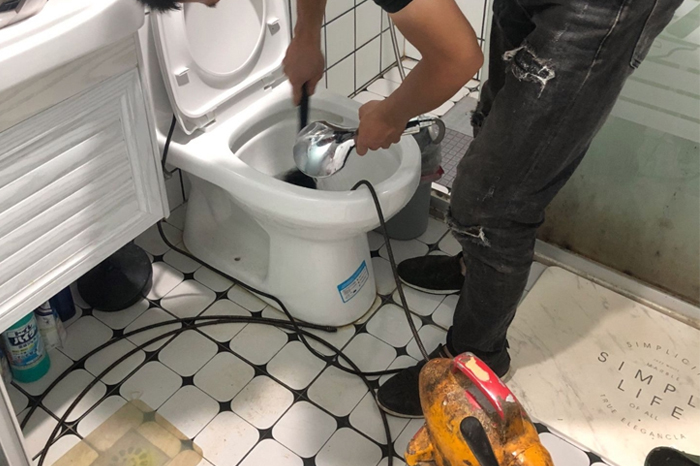 东丽马桶堵塞自己疏通还是找师傅?专业上门服务让你省时更省心